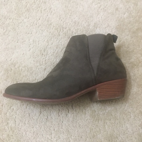 Charlotte Russe Faux Suede Booties Ankle Chelsea Boots Stacked Block Heel 8 - Picture 2 of 9